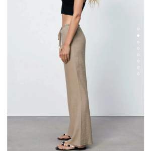 Trendiga byxor från Zara använda 1 gång, lite skrynkliga på bilden då de legat i garderoben