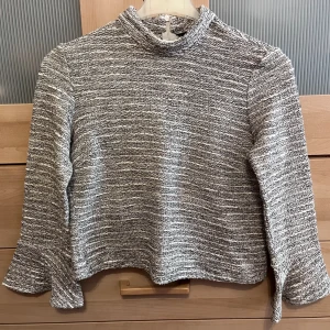 Tröja - Super fin tröja i lite kortare modell samt ganska varm. Använd 2 gånger så den är nästan som ny. Dragkedja bakom vid nacken