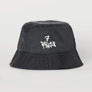 7 ringa ariana grande merch bucket hat från hm - knappt någonsin använd! perfekt till sommaren !! för fler bilder eller några frågor skicka ett meddelande 💫 köp genom köp nu, swish eller paypal 🫧