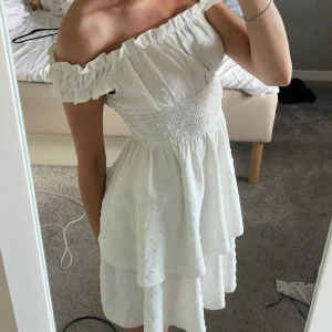 Sommarklänning - Vit sommmarklänning🥥perfekt till skol avslutning/ student/ konfirmation osv👌andvänd en gång