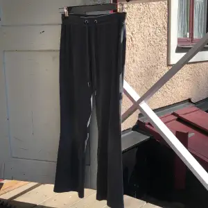 Använda byxor från Gina tricot 💚De är XS 🌸men de är uppsydda i längden (eller vad man ska säga)🌸🎀så nu är de cirka 84 cm långa PRIS ÄR DISKUTERBART!💚💚