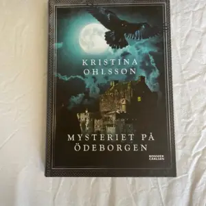 Mysteriet på ödeborgen av Kristina Ohlsson. Jättespännande bok för barn/yngre tonåren. Inga tecken på användning.