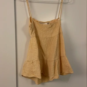 Linne zara - Sött gult linne med öppen rygg från Zara. Strl XS