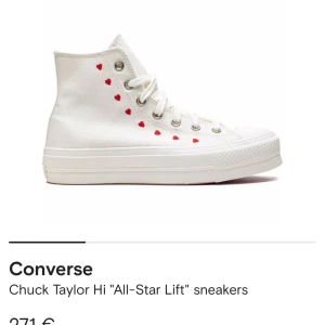 Converse med brodering - Säljer dessa slutsålda converse skorna från 2022. Använde i några månader men har suttit oanvända i garderoben. Skorna går från 2500kr nu. Använda men har inga skador. De är stora i storleken.