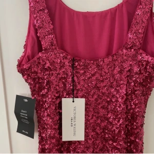 BALKLÄNNING🩷 - Jag hade bal förra året och valde mellan denna kläningen och en annan. Kläningen är oanvänd och bara testad 2 gånger. Alla prislappar finns kvar. Pris kan diskuteras och köparen står för frakten! Skriv vid frågor och funderingar🩷🫧🧚