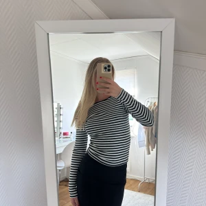 Randig topp - Säljer denna super fina topp från gina tricot! Perfekt till sommaren