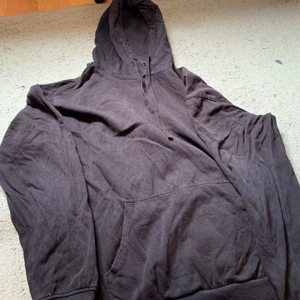 en svart hoodie från cubus i storlek M :D . Tröjor & Koftor.