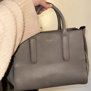 Väska  - Så fint väska och man kan lägga mycket saker inne.