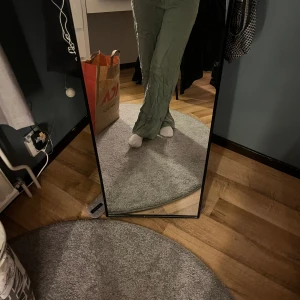 Gröna kostymbyxor - Gröna högmidjade kostymbyxor. Använda fåtal gånger. I storlek 38 från Lindex. Säljes för att de aldrig används. (Skrynkliga på bild för att de legat i garderoben ett tag men lätta att strykas)