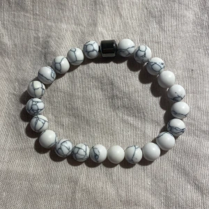 Armband  - Snyggt armband som passar till vardagen och ger en lyxig feeling jag har aldrig haft på mig de ute utan provade det bara hemma en gång men passade inte riktigt mig.