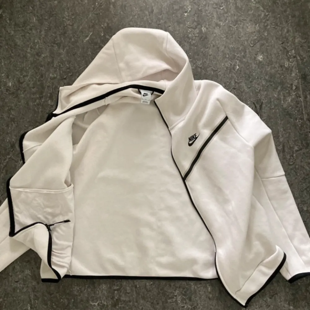 Nike tech fleece jacka i storlek XL, Helt ny använd bara en gång. :). Jackor.