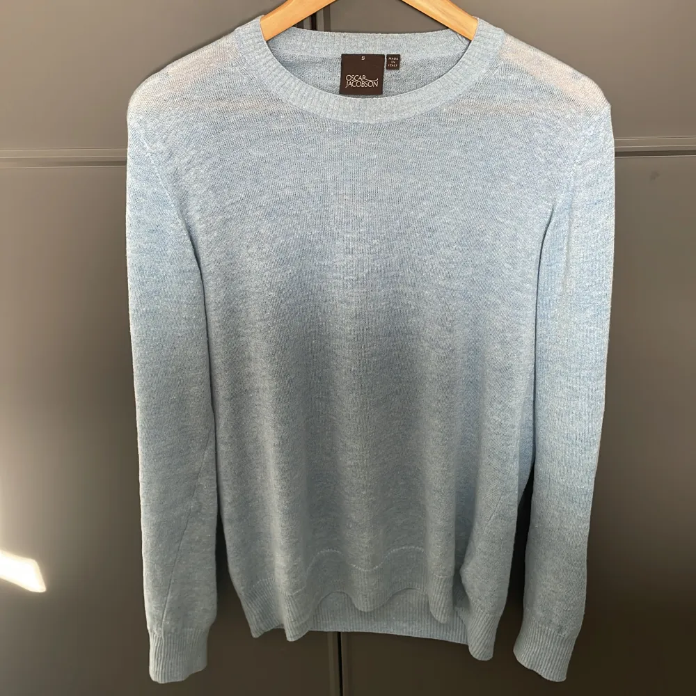 Hej hej, säljer min as snygga ljusblå tröja från Oscar Jacobsen i storlek S. Gjord i linne så as skön nu på sommaren. Köpt för 1700. Inte använt så mycket så jättebra skick, säljer därför för 750! Pris kan diskuteras vid snabb affär.. Hoodies.