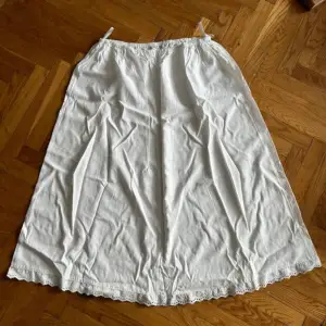 Vacker vit maxi/midi kjol med spets i nederkanten. Lågmidjat. Så fint till vår och sommar☺️