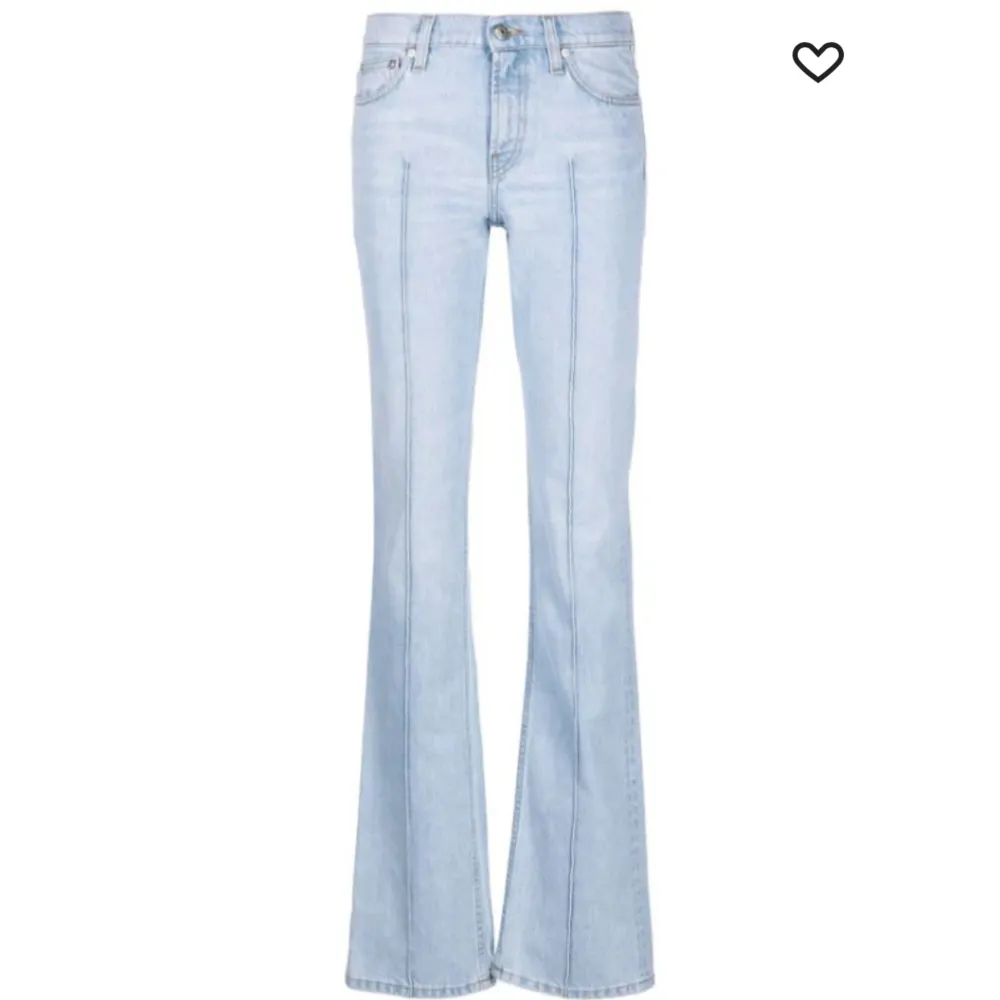 Ljusblå och långa jeans från Filippa K i bootcutmodell. 93 cm innerbenslängd och 116 cm ytterbenslängd. Medelhög/låg midja och galet snygg modell. Små i storleken, skulle säga 25/26 istället för 27.. Jeans & Byxor.
