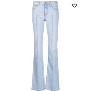 Ljusblå och långa jeans från Filippa K i bootcutmodell. 93 cm innerbenslängd och 116 cm ytterbenslängd. Medelhög/låg midja och galet snygg modell. Små i storleken, skulle säga 25/26 istället för 27.