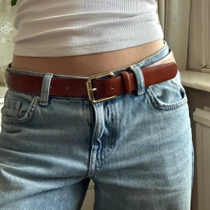 Brunt bälte äkta läder - Säljer detta slutsålda skärp från Zara i äkta läder. Helt oanvänt och prislappen kvar! Står ”storlek 80” och skulle säga att det passar xs/s.  