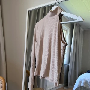 Tröja - Tröja med en arm & polo.  Från Bikbok.  Stl S.  100:-. 