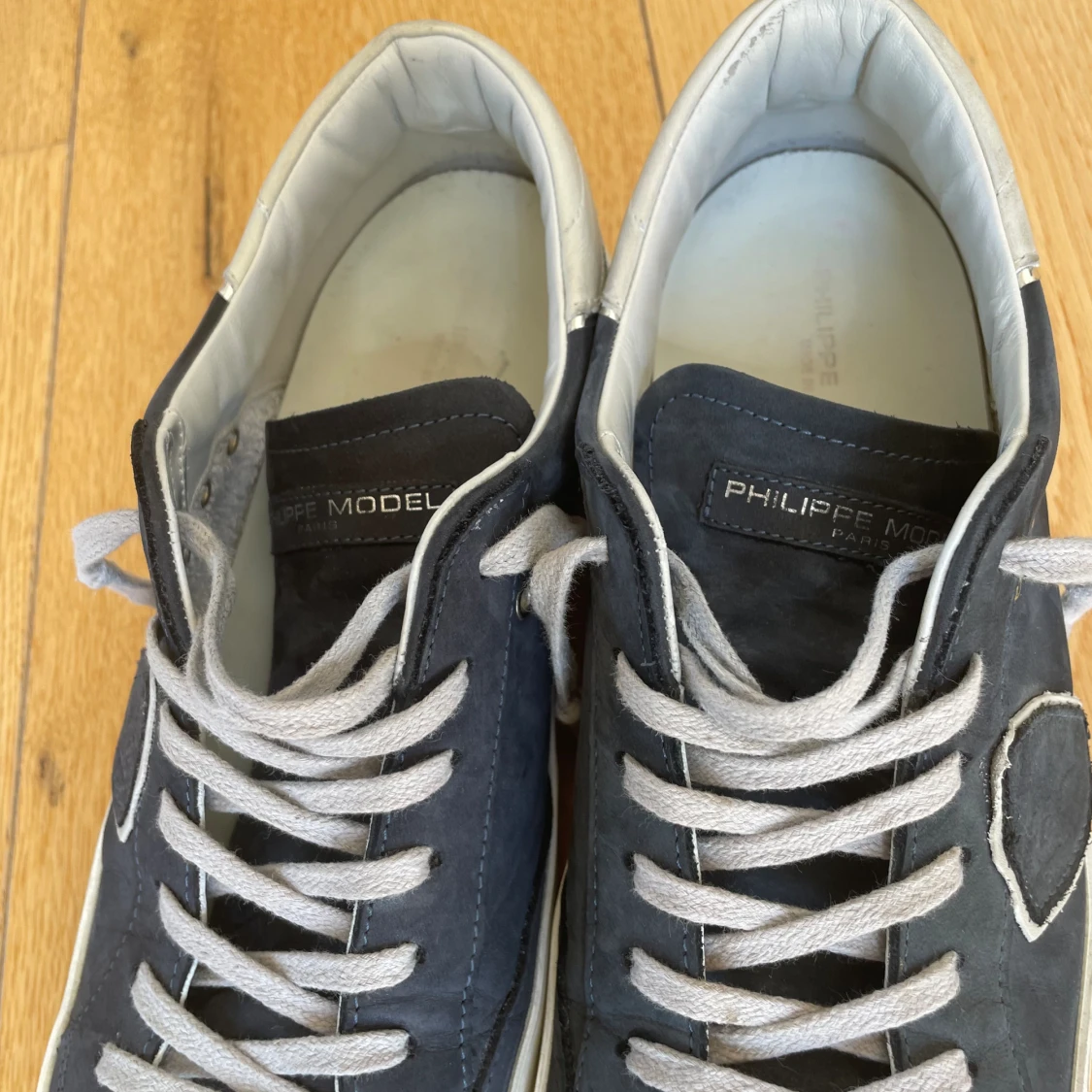 Säljer mörkblå Philippe Model storlek 41! Kvitto finns! Nypris: 4000kr Säljes för: 2799kr Knappt använda och i mycket fint skick. - 91