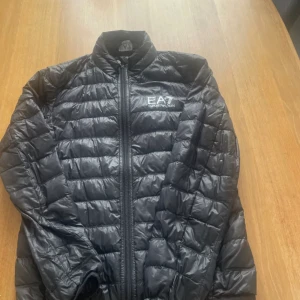 Ea7 jacka - skicket är okej, jag säljer min   gmmal jacka som jag inte använder längre mitt pris är väldgit billigt och det är bara 150 kr 