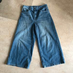 Croppde vida jeans med hög midja från Carin Wester. Supersnygga!!! Storlek 44. Skulle säga de pssar M/L. Jag är 168 cm som referens. Säljer dessa för 100 kr + frakt (köparen står för frakten) 💕