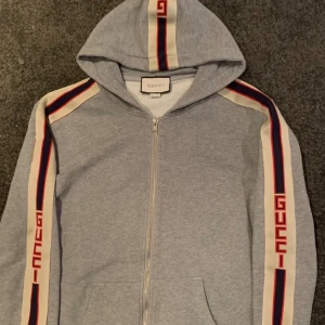 Gucci zip - Säljer den för inte min smak! 