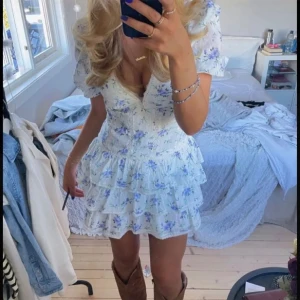 Klänning - Super söt klänning i storlek xs. Sitter bra på mig som brukar ha xs/s. Skriv om du har frågor och priset kan diskuteras🥰🩷