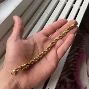 Säljer en guld cordel armband !ej äkta! Är circka 18-19 cm lång