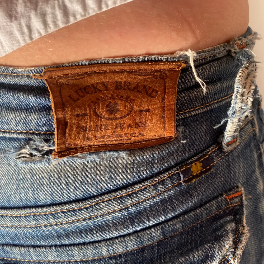 Skitsnygga lucky brand jeans med slitningar! 💞 dom är lågmidjade och utsvänga, passar xs (lägger upp två annonser för att få med alla bilder) 💞 skriv privat för fler bilder eller frågor!. Jeans & Byxor.