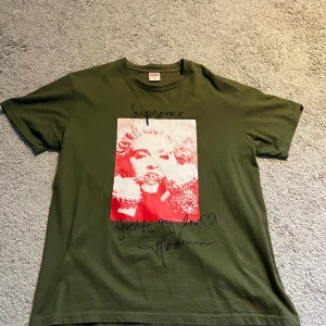 Supreme Madonna tee  - Supreme Madonna Skick: 9/10, knappt använd, inga fläckar eller crackings Storlek: M, tts En limiterad upplaga 2020  Hmu med frågor