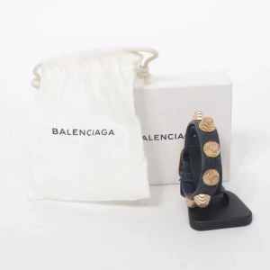 Balenciaga Armband - Intressekoll på detta Balenciaga armband i mörkblå färg, det är i använt skick men utan större skador. Mörkblått och justerbart i storlek. Nypris är över 3000 mitt pris är 1700, allt på bilden ingår.  Möts bara Skanstull Skriv till mig innan du köper