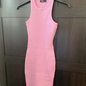 En helt ny klänning i storlek XS, har bara använt den en gång till spex. Den är i bra skick! Men tyvärr gillar jag ej klänningen mer! Mer om passform: Du som har smal midja och bär storlek S kan också använda denna. Materialet är väldigt stretchigt💖