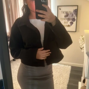 Snygg kort kappa❤️ - En snygg kort kappa från SHEIN i storlek xs. Perfekt för sommaren. Har använt den ett få tal gånger. Skönt matrial. Skriv om du är intresserad💗💗