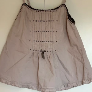 Lila broderat linne  - I fint skick med många detaljer