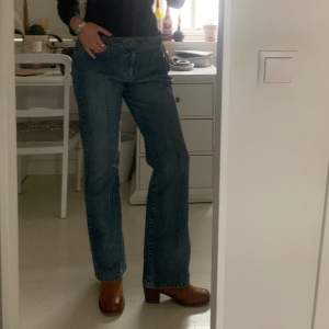 Jättefina 70-tals flared jeans med fina detaljer, köpta second hand. Passar ungefär 38-40 / M