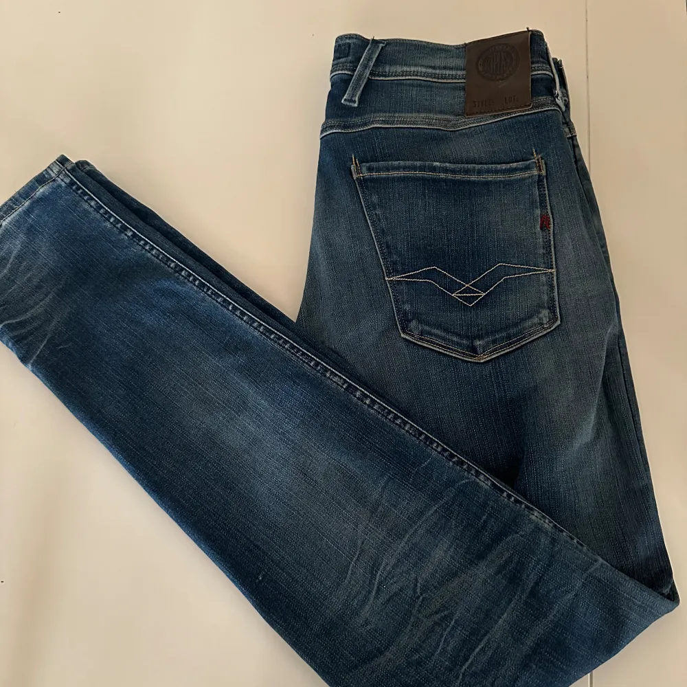 Tja, säljer dessa riktig feta replay jeans i nyskick. Jeansen är i riktigt skönt stretchmaterial som passar dig som är runt 182. Pris kan diskuteras🤝. Jeans & Byxor.