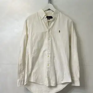 Använd Äkta Polo Ralph Lauren skjorta i storlek S classic fit. Välvårdad säljes för 500 kr. 