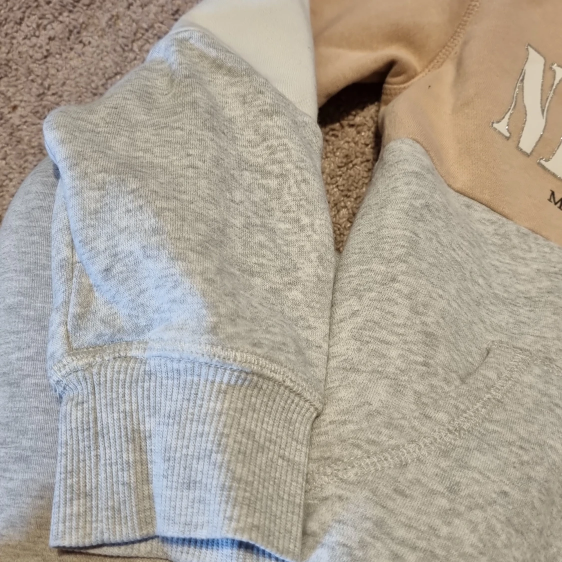 Säljer min gammla hoodie pga att den inte passar mig💕 - 93