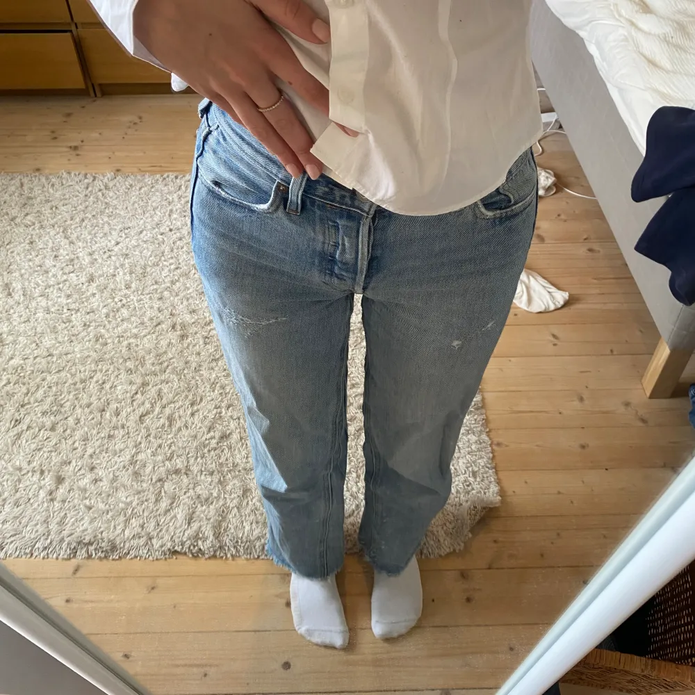 Säljer dessa levis jeans som jag från början köpt på plick. Skitsnygga ljusblå med en wide leg model som jag skulle säga är mer rak. Som man kan se på bilderna finns det lite slitage men inget som jag tycker påverkar utseendet negativt 💗. Jeans & Byxor.