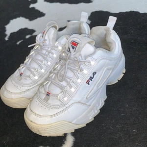 FILA skor - Vita FILA skor. Minns inte vad modellen heter. Storlek 38 1/2. Passar mig som vanligtvis har 38 i skor. Välbevarade men finns tecken på användning, inget som man tänker på💕