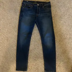 Säljer ett par helt oanvända jeans från jack&jones storlek 32/32. Säljer för att jag köpte fel storlek och glömde skicka tillbaka. Hör av dig för frågor!