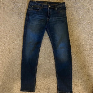 Jeans Jack&Jones  - Säljer ett par helt oanvända jeans från jack&jones storlek 32/32. Säljer för att jag köpte fel storlek och glömde skicka tillbaka. Hör av dig för frågor!