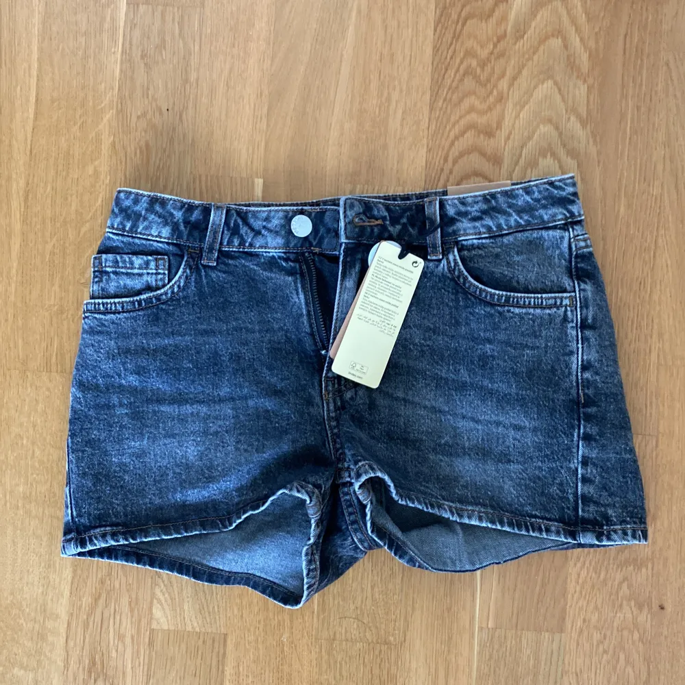 Fina jeansshorts från Lindex. Shortsen är köpta på barnavdelningen i storlek 170 för 300 kr. Säljer för att de inte kommer till användning. Har aldrig använts.🩶. Shorts.