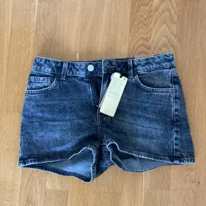 Fina jeansshorts från Lindex. Shortsen är köpta på barnavdelningen i storlek 170 för 300 kr. Säljer för att de inte kommer till användning. Har aldrig använts.🩶