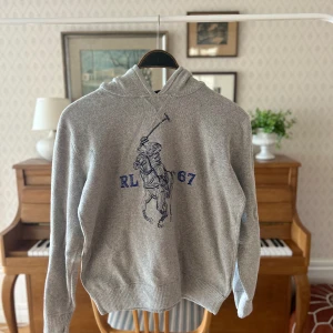 STICKAD RALP LAUREN HOODIE  - Riktigt snygg stickad hoodie av RALP lauren i fint skick 💥Passar runt xs-s. Lite liten i storleken. 