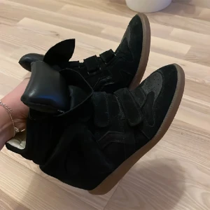 Isabel Marant skor - Säljer mina Isabel Marant som är i super skick! Använda ca. 10 gånger, skriv vid intresse💗💗