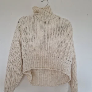 Stickad tröja🌻 - Oanvänd stickad vit tröja, Perfekt att dra över en sommarklänning 🌻