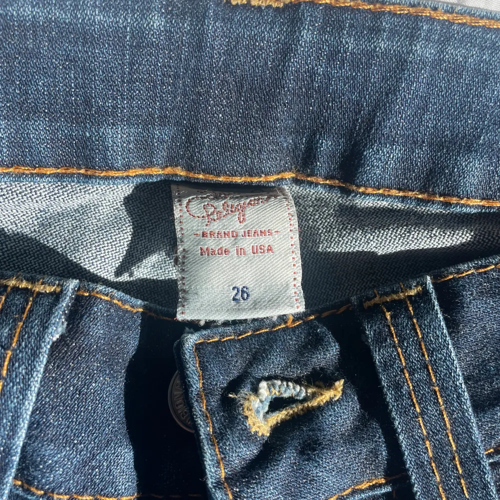 Säljer nu mina mörkblåa lågmidjade True Religion jeans för endast 199kr då de är lite för små för mig. Skriv vid fler frågor, bilder eller om jag ska aktivera ”köp nu”❤️. Jeans & Byxor.