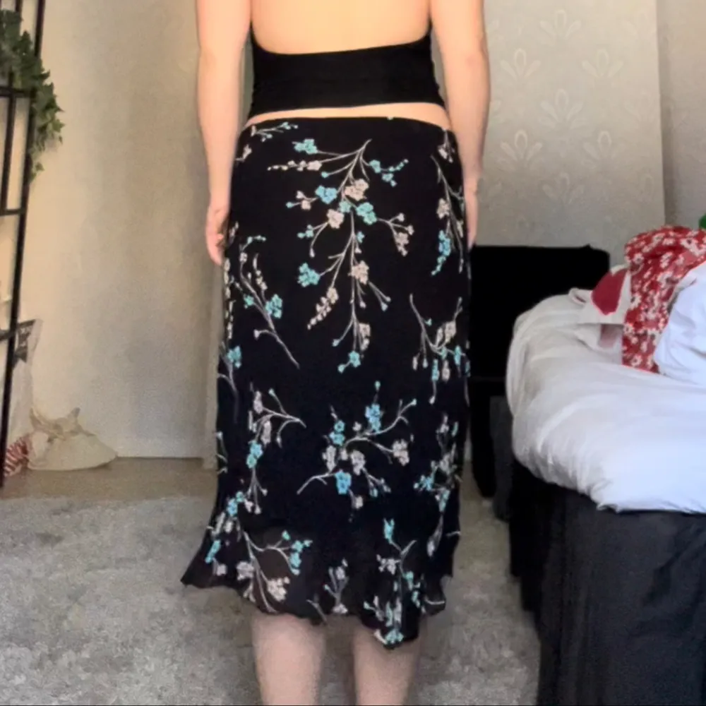 Köpte denna kjol på en secondhand för ett tag sen men den har inte kommit till användning. Storleken står inte på men passar mig som vanligtvis pendlar mellan 34/36/38. Skriv för fler bilder!🩷. Kjolar.