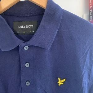 Piké Lyle&Scott - Marinblå piké från Lyle&Scott i storlek M💙