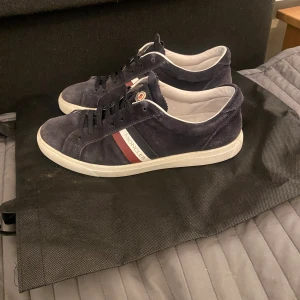 Moncler skor - Riktigt snygga moncler skor!! Använt skick men går att piffa upp om man rengör mockan💪🏼 Storlek 40 sitter som 41 skulle jag säga. Endast skor medföljer. För fler bilder eller frågor kom pm.